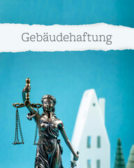 Gebäudehaftung. Justitia mit Haus und Bäumen. Blauer Hintergrund. Symbol für Anwalt, Immobilien-...
