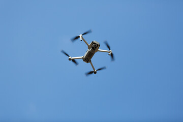 Kleine Drohne mit Kamera in der Luft