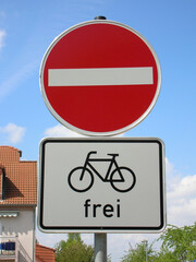 Verkehrsschild: Einbahnstrasse, Radfahrer duerfen in beiden Rich