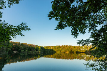 Idyllischer See mit Spiegelung