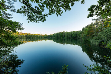 Idyllischer See mit Spiegelung