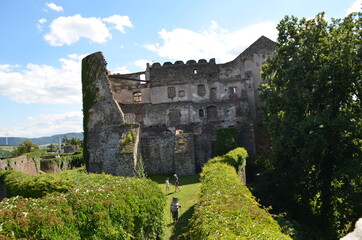 Fototapeta na wymiar Zamek Bolków, widok na dziedziniec zewnętrzny z bastei