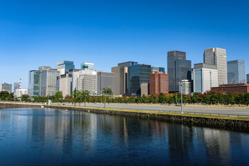Fototapeta na wymiar 東京都 皇居前広場と丸の内、高層ビル群