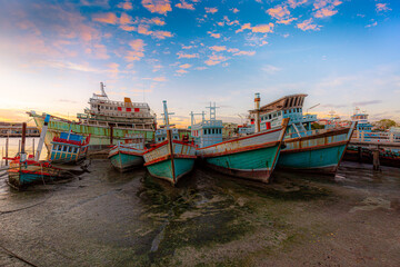 Fototapeta na wymiar Many boats moor at sunrise in the morning at Chalong Pier, the main port for boats traveling in Thailand.