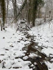 Fototapeta premium Flußbett, Schnee, Winter