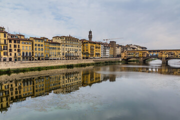 Fototapeta na wymiar Arno river and Ponte Vecchio bridge in the center of Florence, Italy