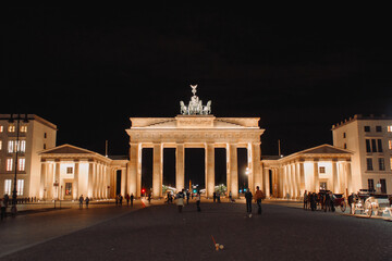 Naklejka premium Berlin Brandenburger Tor at night with people
