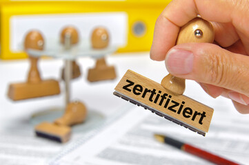 Stempel in Hand mit Aufschrift zertifiziert