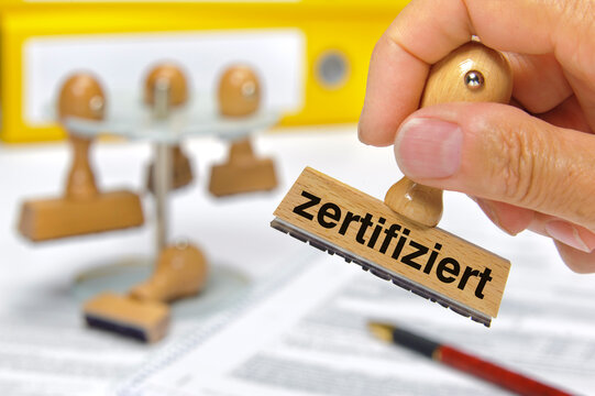 Stempel in Hand mit Aufschrift zertifiziert