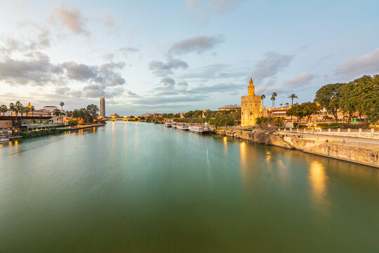 Una foto paisajística de la Torre del Oro de Sevilla junto al río Guadalquivir.