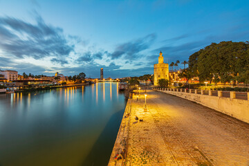 Una foto paisajística de la Torre del Oro de Sevilla junto al río Guadalquivir.