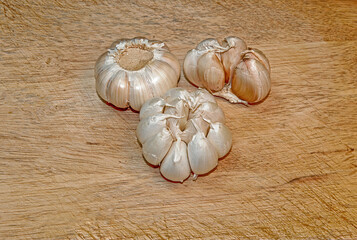 Organic garlic whole and cloves on the wooden background,
Selective focus.
Top view.