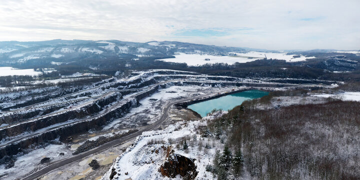 Steinbruch bei Eisborn im Winter - N&auml;he H&ouml;nnetal, Sauerland