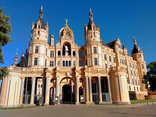 Fototapeta na wymiar Schwerin Palace on a sunny day