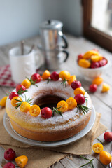 Ciambella all'arancia decorata con kumquat, mele selvatiche e rosmarino 