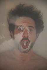 Hombre debajo del agua de una ba&ntilde;era