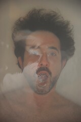 Hombre debajo del agua de una ba&ntilde;era