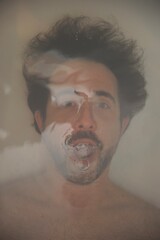 Hombre debajo del agua de una ba&ntilde;era