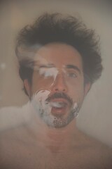 Hombre debajo del agua de una ba&ntilde;era