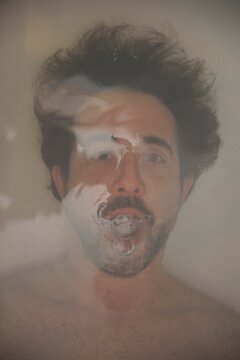 Hombre debajo del agua de una ba&ntilde;era