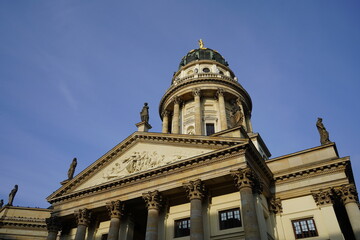 Fototapeta na wymiar Der Deutsche Dom am Gendarmenmarkt in Berlin bei blauem Himmel und Sonnenschein