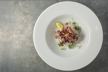 Asian noodle salad with beetroot and a lemon wedge