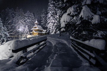 Jaszczurówka - forest chapel in Zakopane during a snowy night © K. Skubala