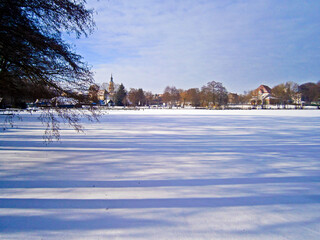 Obraz premium Der zugefrorene Stadtsee in der Uckermark