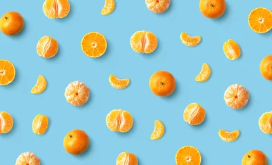 Rolgordijnen Colorful fruit pattern of fresh mandarin tangerine or clementine on blue background © baibaz