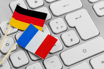 Flaggen EU Deutschland und Frankreich mit PC Keyboard © PhotoSG
