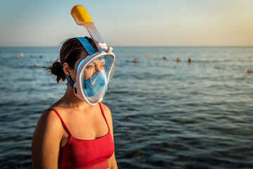 woman in full-face snorkeling mask - obrazy, fototapety, plakaty
