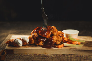Fototapeta boneless de pollo calientes y servidas en tabla alitas de pollo obraz