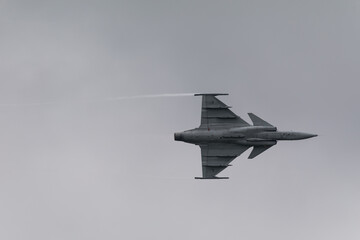 f 16 fighter jet - obrazy, fototapety, plakaty