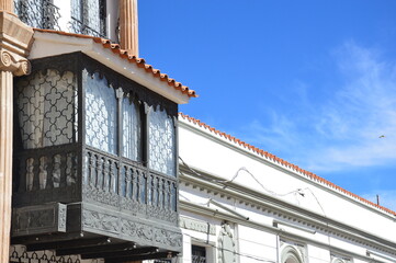 Ventana ornamental de casa típica en Potosí,  Bolivia