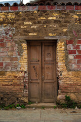 Fototapeta na wymiar old wooden door of San Cristobal, Mexico