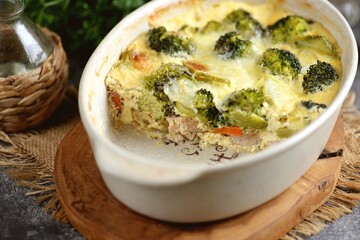 Casserole with turkey fillet, broccoli, carrots and onions in cream with mozzarella.