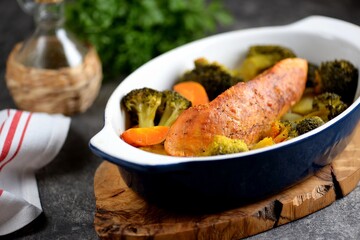 Baked turkey fillet with broccoli, onions and carrots.