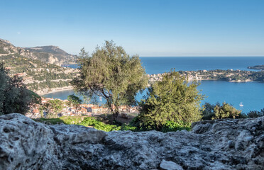 Fototapeta na wymiar Panorama sur la baie de Villefranche sur Mer et la presqu'île du Cap Ferrat depuis le fort du mont Alban sur les hauteurs de Nice sur la Côte d'Azur