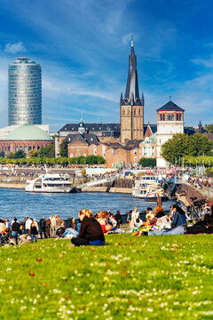 Sonnentag in D&uuml;sseldorf am Rhein