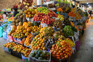 Puesto de frutas y verduras en mercado de Sucre, Bolivia, South America