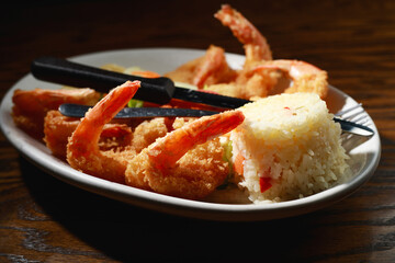 plato arreglado con camarones capeados y arroz