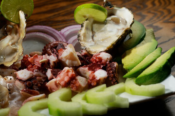 plato de mariscos arreglado con pulpo y ostiones