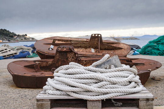 Enseres de pescadores, cuerdas y redes ... en el puerto pesquero de Rosas , en la Costa Brava, Alt Empord&agrave;, Catalu&ntilde;a, Espa&ntilde;a
