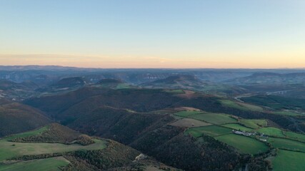Survol des plateaux de l'Aveyron (causse M&eacute;jean et plateau du Larzac)