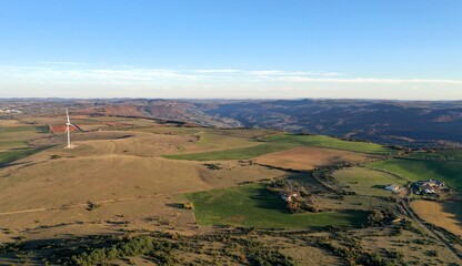 Fototapeta premium plateau du Larzac, viaduc de Millau et causses de Lozère et de l'Aveyron soleil couchant