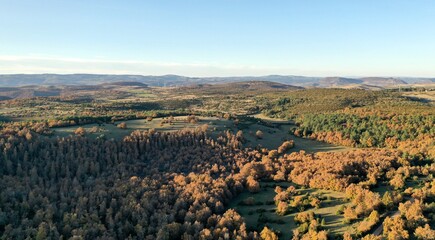 Fototapeta premium plateau du Larzac, viaduc de Millau et causses de Lozère et de l'Aveyron soleil couchant