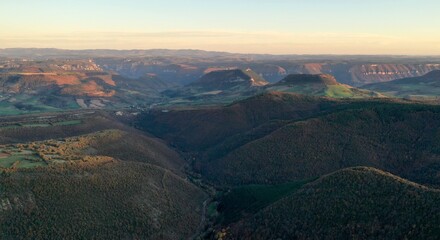 plateau du Larzac, viaduc de Millau et causses de Lozère et de l'Aveyron soleil couchant
