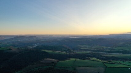 plateau du Larzac, viaduc de Millau et causses de Lozère et de l'Aveyron soleil couchant