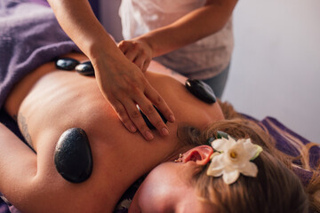 Obraz na płótnie Canvas woman receiving a back massage