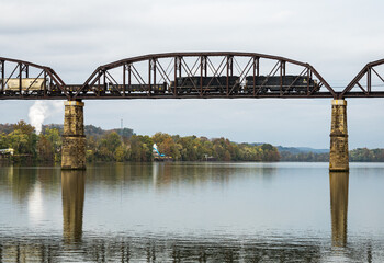 Obraz premium Train on Trestle over water in Point Pleasant West Virginia.